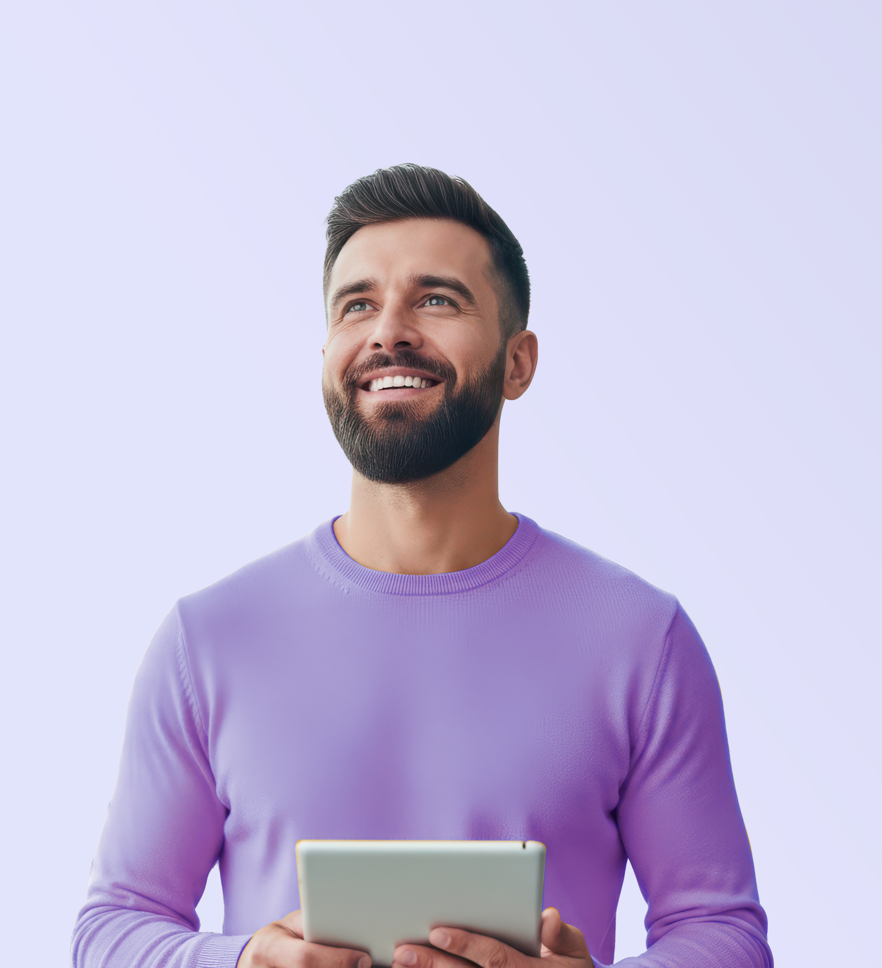 Persona sonriendo con una tablet
